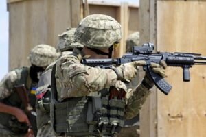 1024px-Soldiers_with_the_Ukrainian_Land_Forces_enter_and_clear_a_room