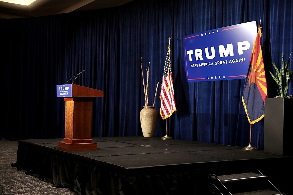 1024px-Donald_Trump_podium_(50514806158)