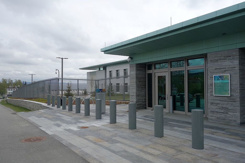 1024px-US_Embassy_in_Oslo,_Consular_entrance